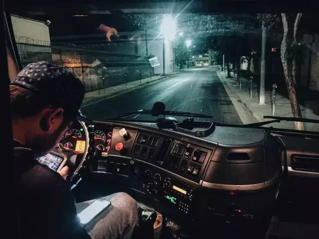 你见过凌晨四点的洛杉矶吗?我们是开着卡车去的